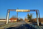 Négynyelvű helységnévtábla Kisiratos bejáratánál – az utcanevek zöme magyar | Fotó: Pataky Lehel Zsolt 