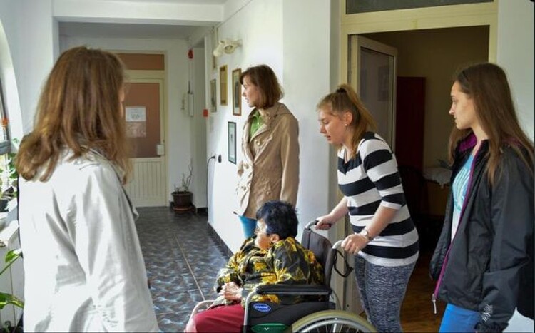 <em>Hír szerkesztése</em> Csiky-s önkéntesek a kisiratosi Máltai Házban