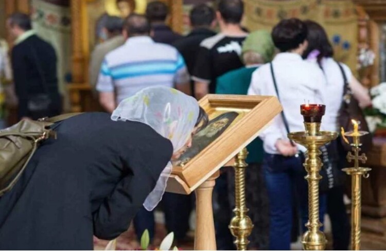 <em>Hír szerkesztése</em> Az ortodox egyház ideiglenesen eltekint az ikonok csókolgatásától