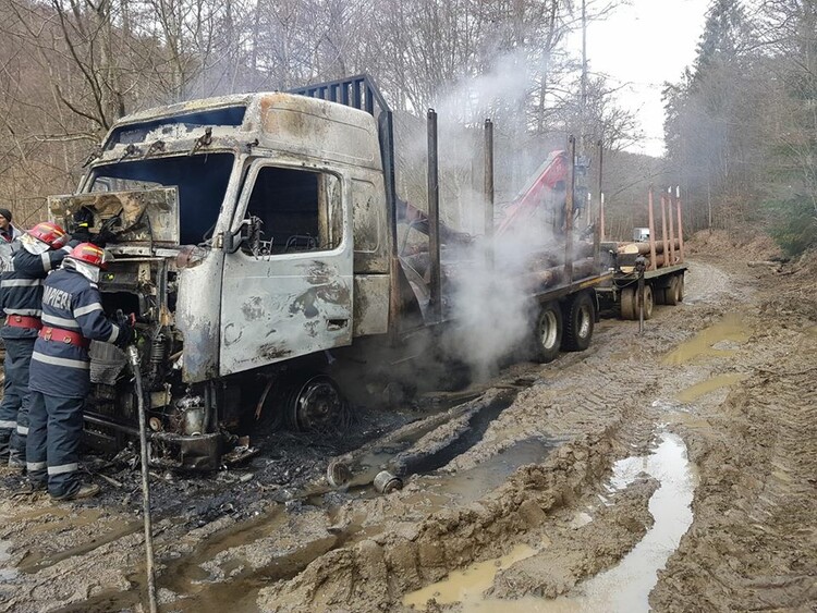 <em>Hír szerkesztése</em> Kiégett egy fát szállító kamion