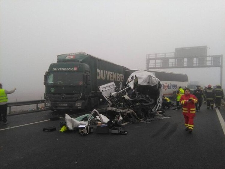 <em>Hír szerkesztése</em> A román busz és kamion magyarországi balesete képekben