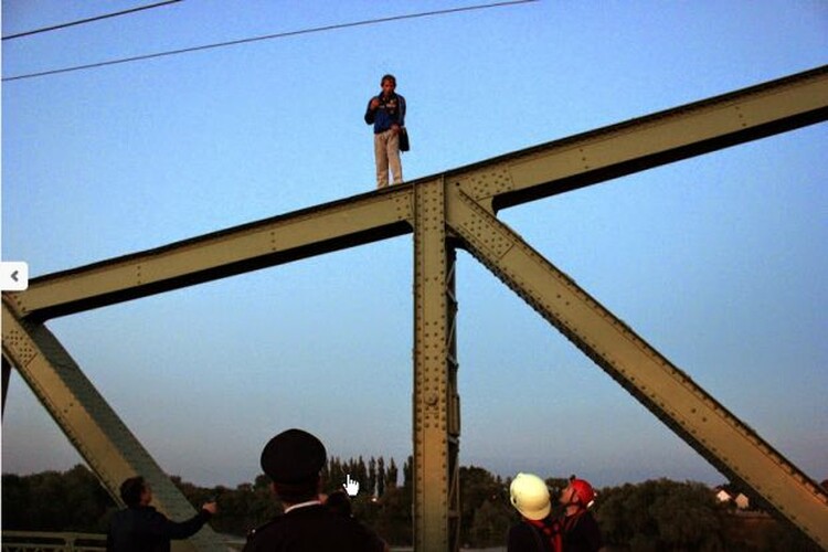 <em>Hír szerkesztése</em> Öngyilkossággal fenyegetőzött az újaradi hídon