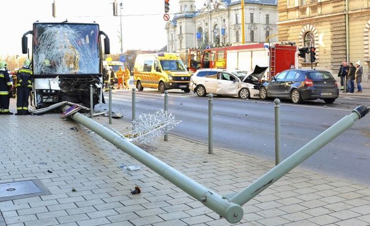 <em>Hír szerkesztése</em> Román busz balesete Győrben [VIDEÓ]