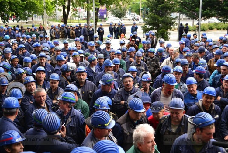 <em>Hír szerkesztése</em> Sztrájkolnak az aradi vagongyár munkásai