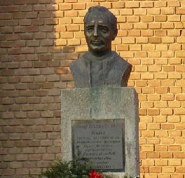 Gróf Klebelsberg Kunó szobra a pécskai római katolikus templom kertjében