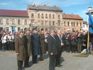 2013. október 6-án az aradi Szabadság-szobornál még Füzes Oszkár koszorúzott Hende Csaba magyar honvédelmi miniszterrel