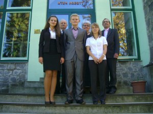 A hátsó sorban: Matekovits Mihály megyei RMPSZ-elnök, Czirják Izabella Márta és Szabó J. László, elöl: Kovács Henrietta, Sisa Richárd és Gulyás Betarix