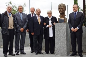 José Santamaría és Enrique Pérez Díaz, becenevén Pachín, a Real Madrid egykori labdarúgói, Simicskó István, az Emberi Erőforrások Minisztériuma sportért felelős államtitkára, Francisco Gento, a Real Madrid egykori labdarúgója, Puskás Ferencné és Florentino Pérez, a Real Madrid elnöke Puskás Ferencnek, az Aranycsapat legendás kapitányának bronzból készült szobra avatásán
