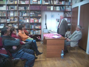 Az irodalomtörténész a délben az iskola könyvtárában tartott előadásán az erdélyi értékek megőrzésére, az erdélyi identitás büszke vállalására biztatta a hallgatóságát