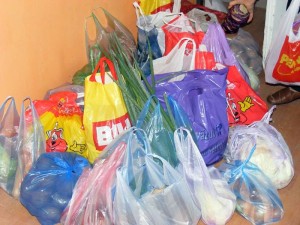 Szatyrokban gyűlt az adomány. Fotó: csikygergelyarad.ro