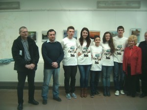 A győztes csapat és a zsűri tagjai