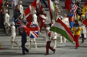 Lajtos Szandra rövidpályás gyorskorcsolyázó viszi a magyar zászlót a záróünnepségen