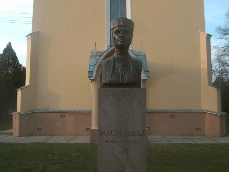 Gizella szobra a gáji templomkertben