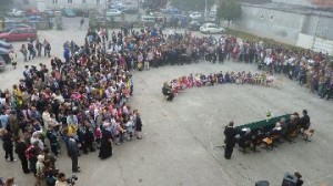 A tanévnyitókon egyre kevésbé töltik meg az udvart a diákok és hozzátartozók foglalnak a