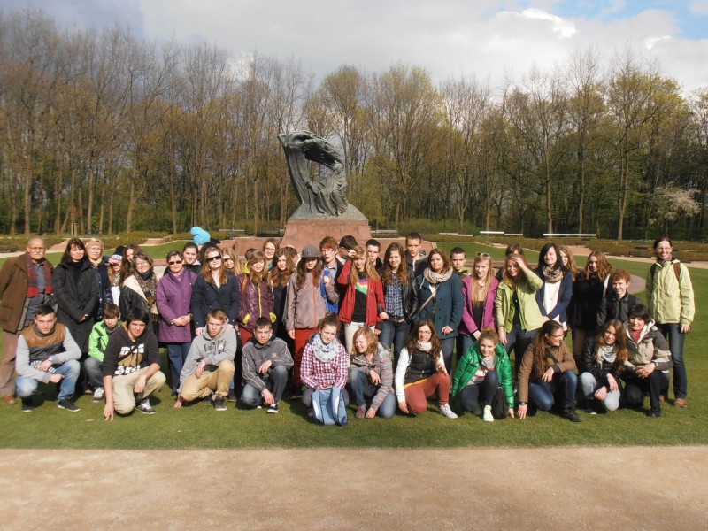 A háttérben Chopin szobra