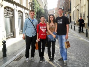 Gergely, Béla, Alexandra és Ábel Brüsszel egyik utcáján