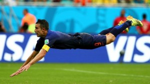 Van Persie első, csukafejes-gólja. Fotó: fifa.com