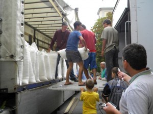 A magyarlakta területekről összegyűjtött nemzet lisztjét Dévára küldött adomány pakolják a Szent Ferenc Alapítvány székhelyén, 2011 szeptemberében