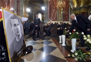 Buzánszky Jenő, az Aranycsapat egyetlen még élő tagja virágot tesz Grosics Gyula ravatalához