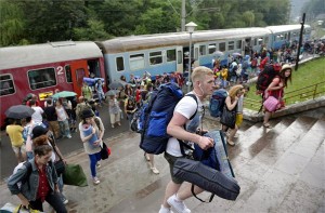 Érkeznek a résztvevők a tusnádfürdői vasútállomásra