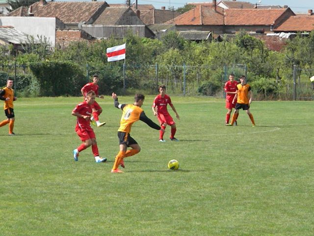 Răzvan Voaidă (a labdával) volt aradi csapattársai ellen játszott a harmadik helyért