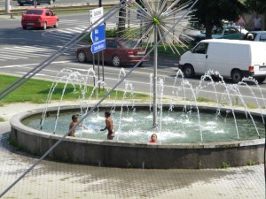 Cigánygyerekek hűsölnek az UTA téri szökőkútban, szerda délben. Megszokott nyári látvány