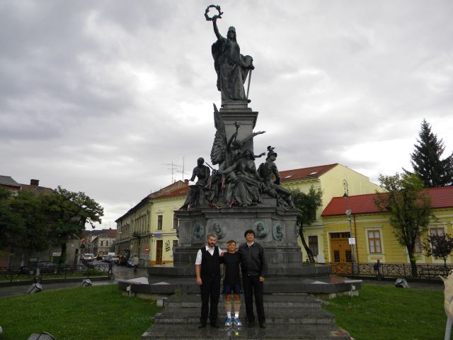 Borbély Zsolt Attila megyei EMNT- és Burián Sándor megyei EMNP-elnökkel a Szabadság-szobornál