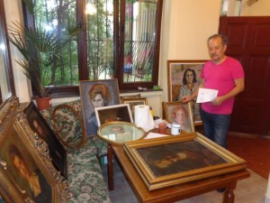 Fekete Károly az összegyűjtött festmények között