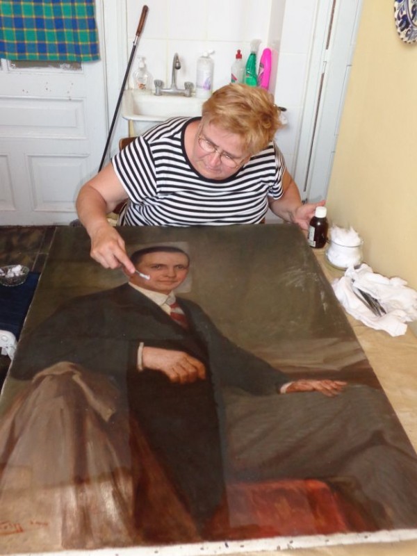 Ódry Mária képzőművész-restaurátor munka közben