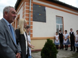 Király András államtitkár és Vészits Andrea a névtábla leleplezése után