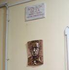 Kovách Gáza dombormű a Csiky Gergely Főgimnázium folyosói panteonjában
