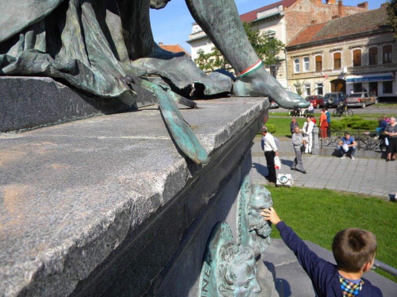 A most visszahelyezett kard