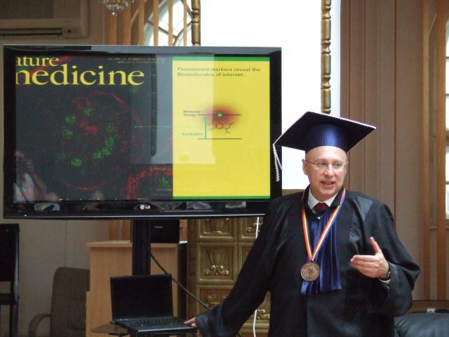 2012-ben Aradon díszdoktorrá avatták