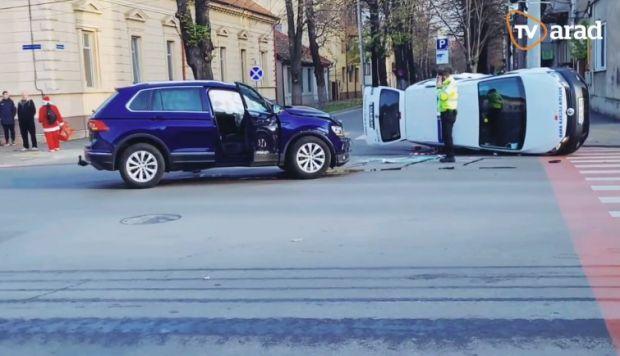 <em>Hír szerkesztése</em> Rendőrautó keveredett balesetbe