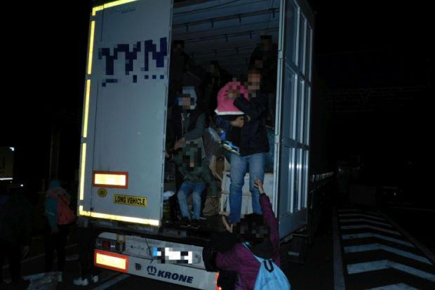 <em>Hír szerkesztése</em> Közel félszáz migráns egy kamionban