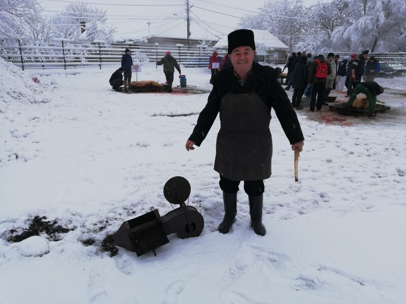 Suttyák András a fatüzelésű perzselővel