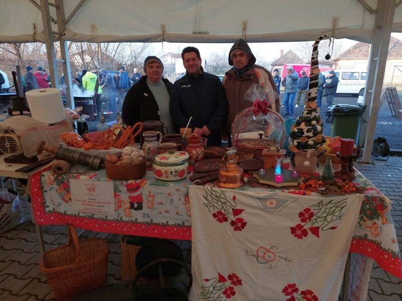 Antal Péter polgármester (középen) ötlete volt a böllérfesztivál