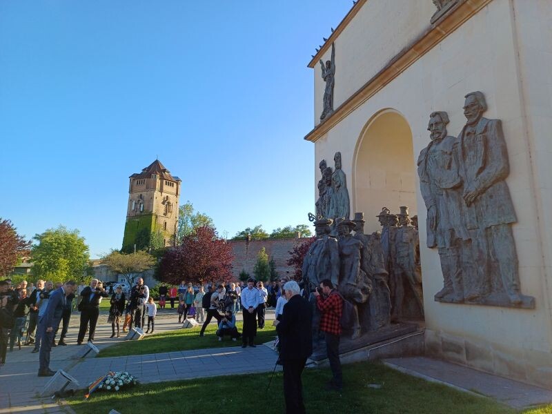Tisztelgés a román emlékműnél