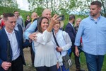Novák Katalin zarándokok társaságában a csíksomlyói búcsún | Fotó: MTI/Veres Nándor