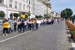 A prefektúra elé vonultak a tüntetők | Forrás: La Strada TV