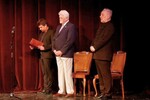 Tapasztó Ernő színházigazgató a konferansz, valamint a kitüntetett Ujj János és Fekete Károly | Fotó: RMDSZ