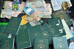 Útleveleket, készpénzt és fegyvereket is lefoglaltak | Fotó: politiadefrontiera.ro