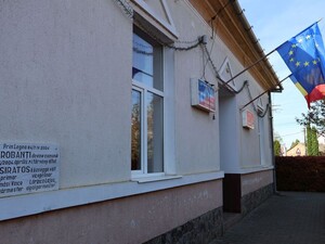 Emléktábla a községháza falán az önállósodás jeles dátumával | Fotók: Pataky Lehel Zsolt