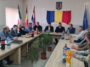 A főasztalnál Pallagi Máté tőzmiskei polgármester jobbján Sergiu Bîlcea, balján Péró Tamás megyei alelnökök | Fotó: RMDSZ