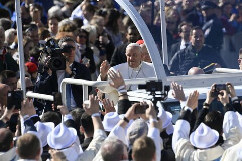 A szentmise előtt pápamobilon körbejárta a teret | Fotó: MTI/Koszticsák Szilárd