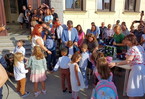 Faragó Péter megyei RMDSZ-elnök adta át az iskolatáskákat | Fotó: Pataky Lehel Zsolt