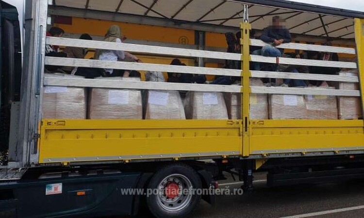 <em>Hír szerkesztése</em> Tizennyolc migránst találtak egy kamionban Nagylaknál