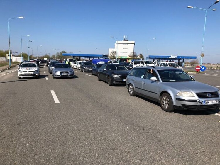 <em>Hír szerkesztése</em> Kifelé és befelé is nagy a várakozási idő Nagylaknál