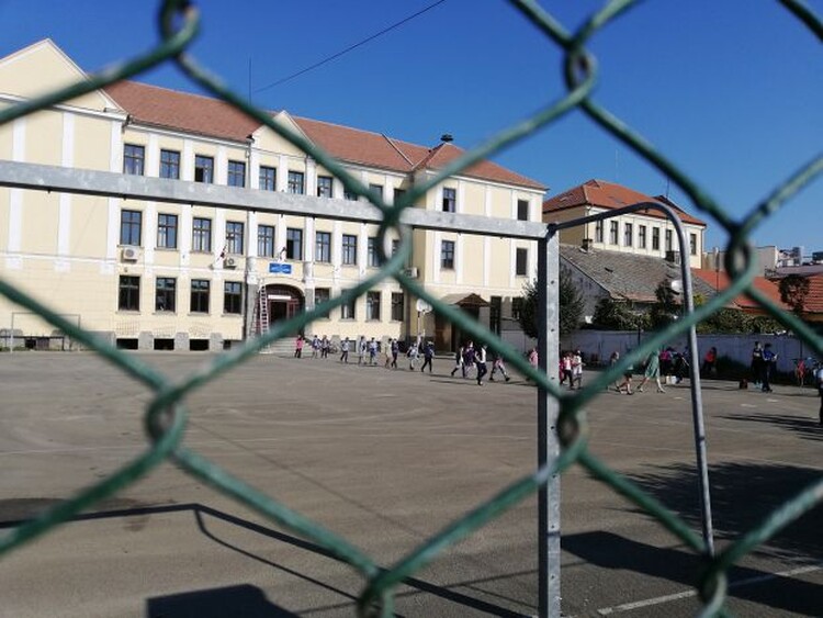 <em>Hír szerkesztése</em> Online oktatásra térnek át az aradi iskolák [FRISSÍTVE]