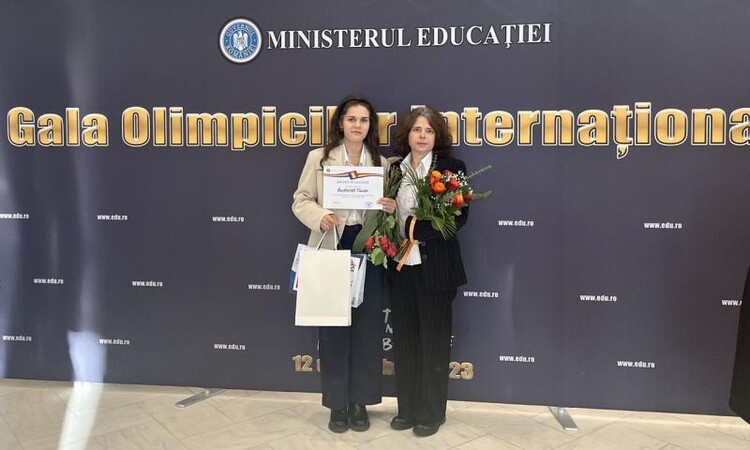 Budacsek Tímea az édesanyjával, Budacsek Teréziával vett részt a díjátadón | Forrás: csikygergelyarad.ro